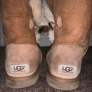 Chestnut Bailey button UGG